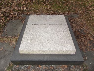 Her hviler altså den karen. (Fra http://lokalhistoriewiki.no/index.php/Fil:Fridtjof_Nansen_grav_Polhøgda.jpg)