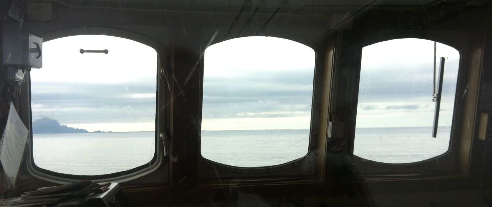 Målet flimrer i det fjerne, gjennom Gryllefjordferjas velsalta vindusglass.